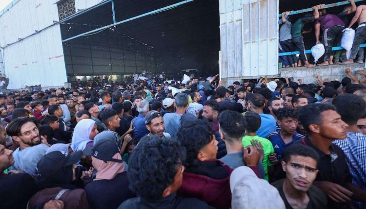 بالصور برنامج الأغذية العالمي: “جحافل من الجوعى” تقتحم مستودعا في غزة وأنباء عن مقتل وإصابة أشخاص