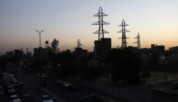 ظلام دامس في أحد أحياء طهران أثناء انقطاع الكهرباء بسبب برنامج توفير الطاقة
