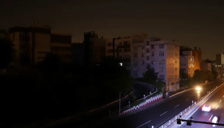 انقطاع الكهرباء شمل المصانع في إيران